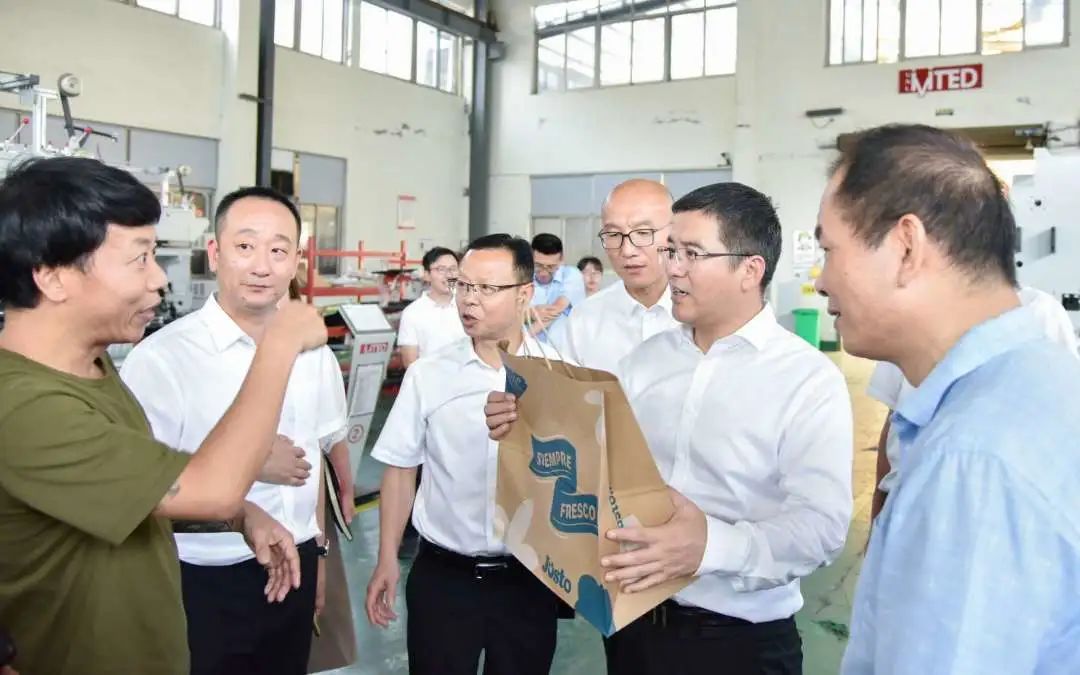 加快转型升级步伐 开创高质量发展新局面——平阳县委书记章寿禹昆阳万全民营经济调研纪实